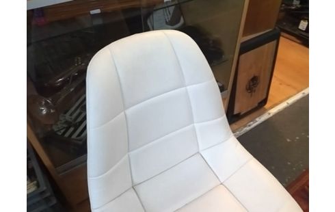 CHAISE MODERNE BLANCHE (USURE DESSUS)