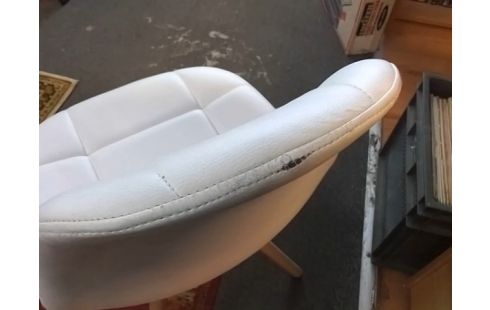 CHAISE MODERNE BLANCHE (USURE DESSUS)