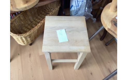 TABOURET BOIS CARRE