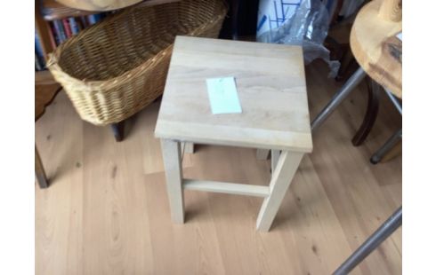 TABOURET BOIS CARRE