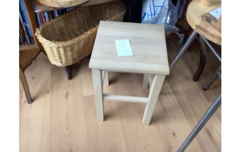 TABOURET BOIS CARRE