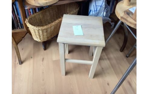 TABOURET BOIS CARRE