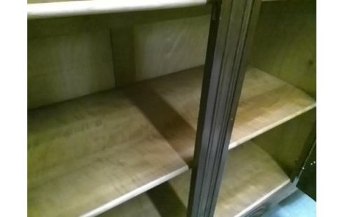 ARMOIRE 3P (AVEC ETAGERES+PENDERIE) QLQS RAYURES)