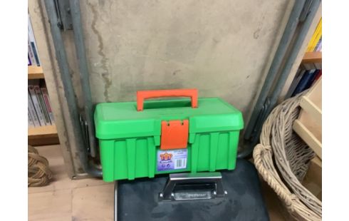 BOITE VERTE POIGNÉE ORANGE