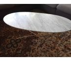 TABLE BASSE PLATEAU MARBRE PIEDS LAITONS DORES