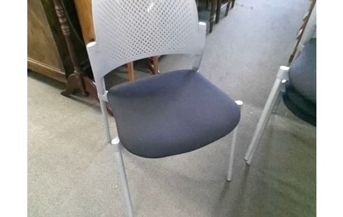 CHAISE NOIR PLASTIQUE
