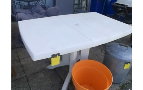 TABLE DE JARDIN PLASTIQUE BLANCHE PLIANTE