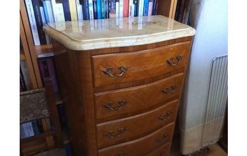 CHIFFONNIER MARBRE 6T (UN ECLAT COTE DROIT)