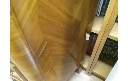 CHIFFONNIER MARBRE 6T (UN ECLAT COTE DROIT)