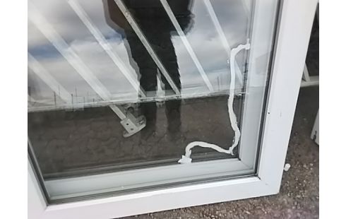 FENETRE 2 VANTAUX + ENCADREMENT VENDU EN ETAT