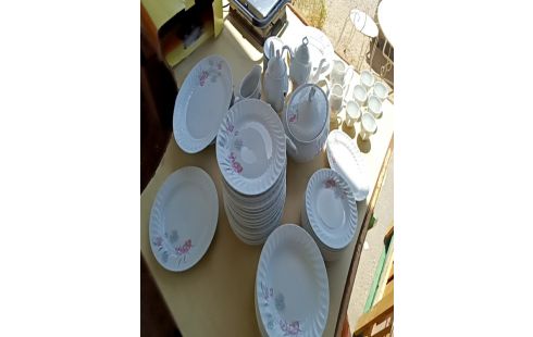 SERVICE DE TABLE PORCELAINE