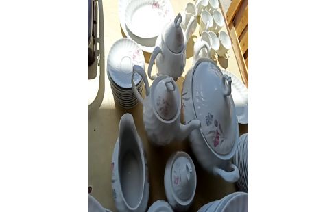 SERVICE DE TABLE PORCELAINE
