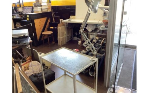 DESSERTE A ROULETTES AVEC LAMPE