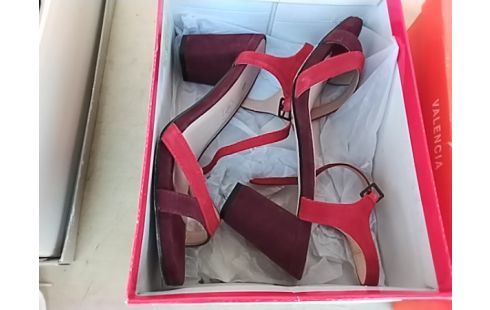 PAIRE DE CHAUSSURES A TALONS T39