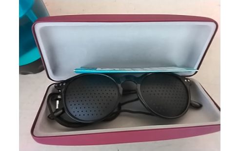PAIRE DE LUNETTES A GRILLE STENOPE CONCENTRATION