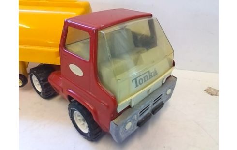 CAMION TONKA ROUGE ET JAUNE AVEC CITERNE (ABIME)
