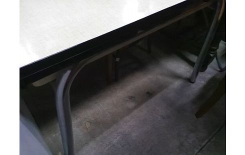 TABLE FORMICA