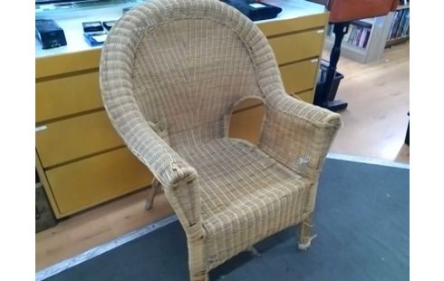 FAUTEUIL EN ROTIN (USURE ACCOUDOIR)
