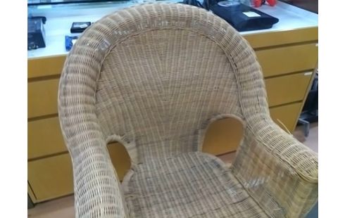 FAUTEUIL EN ROTIN (USURE ACCOUDOIR)