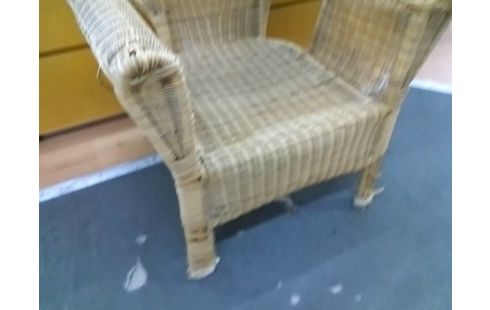 FAUTEUIL EN ROTIN (USURE ACCOUDOIR)