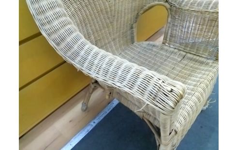FAUTEUIL EN ROTIN (USURE ACCOUDOIR)