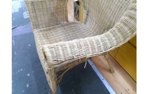 FAUTEUIL EN ROTIN (USURE ACCOUDOIR)