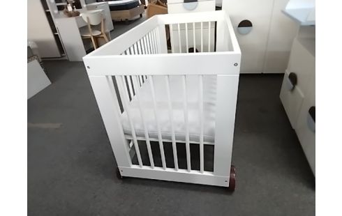 LIT BEBE BLANC ROUES MARRON BLEUES AVEC MATELAS 60X120