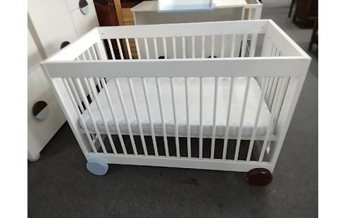 LIT BEBE BLANC ROUES MARRON BLEUES AVEC MATELAS 60X120