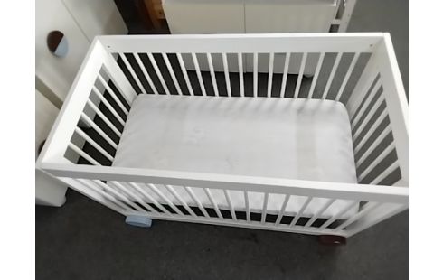 LIT BEBE BLANC ROUES MARRON BLEUES AVEC MATELAS 60X120