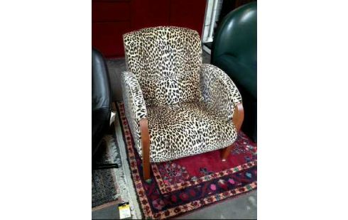 SESSEL LEOPARDEN-OPTIK ARMLEHNE MASSIVHOLZ