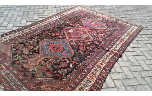 TAPIS NOUE MAIN ROUGE NOIR BLEUE
