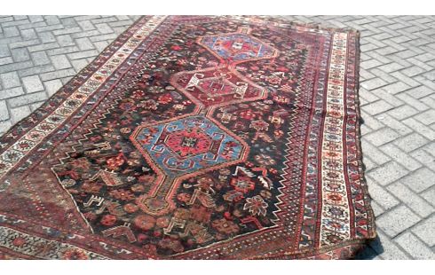 TAPIS NOUE MAIN ROUGE NOIR BLEUE