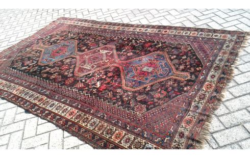 TAPIS NOUE MAIN ROUGE NOIR BLEUE