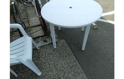 TABLE DE JARDIN RONDE PLASTIQUE BLANCHE