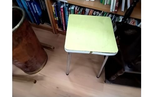 TABOURET EN FORMICA JAUNE