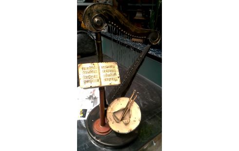 STATUE, , HARPE MET, , TAMBOUR