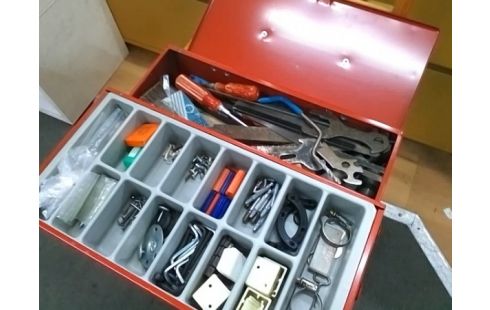CAISSE A OUTILS ROUGE AVEC OUTILS