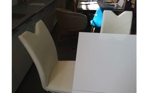 LOT DE 4 CHAISES MODERNES BLANCHES (QLQS TACHES)