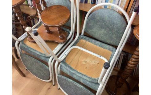CHAISE ANCIENNE MÉTAL BLANC ASSISE BLEUE