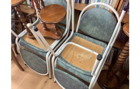 CHAISE ANCIENNE MÉTAL BLANC ASSISE BLEUE
