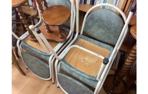 CHAISE ANCIENNE MÉTAL BLANC ASSISE BLEUE