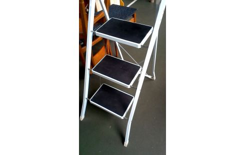 ESCABEAU GRIS METAL