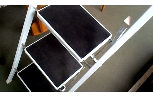 ESCABEAU GRIS METAL