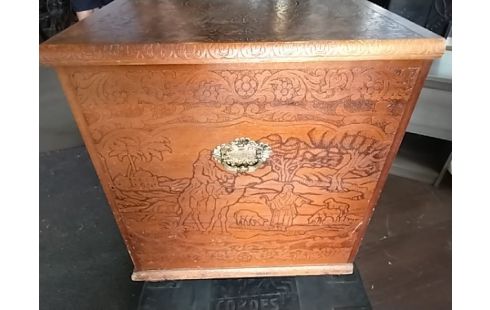 COFFRE BOIS SCULPTÉ