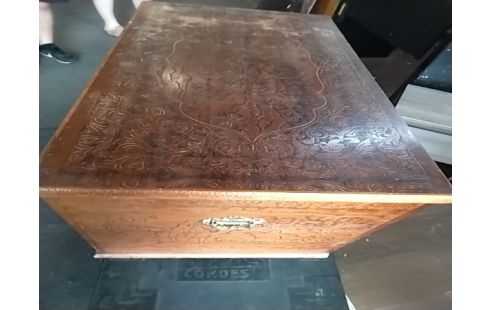 COFFRE BOIS SCULPTÉ