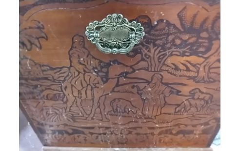COFFRE BOIS SCULPTÉ