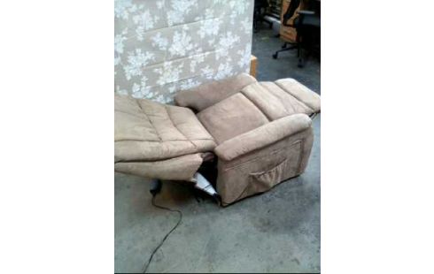 SILLA BAJA PARA SENTARSE JUNTO AL FUEGO ELÉCTRICO BEIS