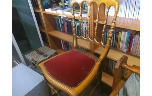 CHAISE ASSISE VELOURS ROUGE