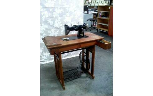 NÄHTISCH HOLZ MIT NÄHMASCHINE <PFAFF>