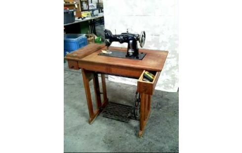 NÄHTISCH HOLZ MIT NÄHMASCHINE <PFAFF>
